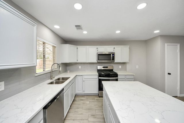 4915 Pecan Grove Drive, Pearland, TX 77584