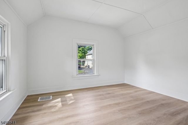 80 Glenwild Ave, Bloomingdale Boro, NJ 07403