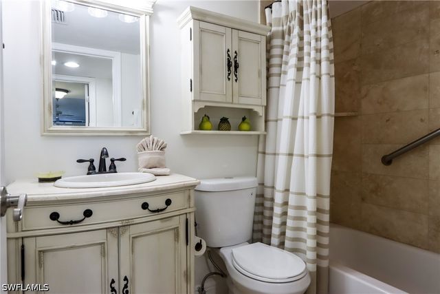 11 Bluebill AVE 103, Naples, FL 34103