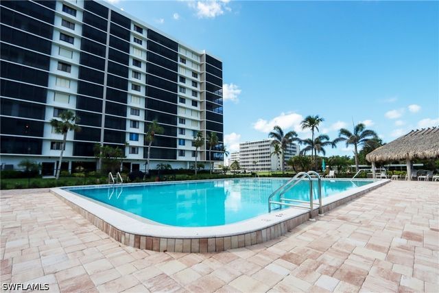11 Bluebill AVE 103, Naples, FL 34103