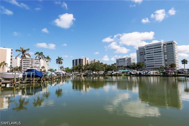 11 Bluebill AVE 103, Naples, FL 34103