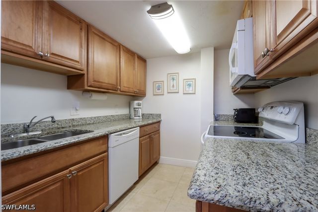 11 Bluebill AVE 103, Naples, FL 34103