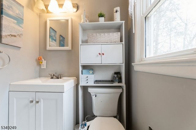 8 Cedar Rd, Ringwood Boro, NJ 07456