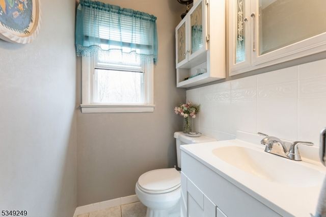 8 Cedar Rd, Ringwood Boro, NJ 07456