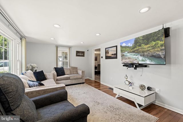 1329 W COUNTY LINE RD, Hatboro, PA 19040