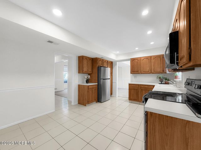 7 Meadow Court, Hazlet, NJ 07730