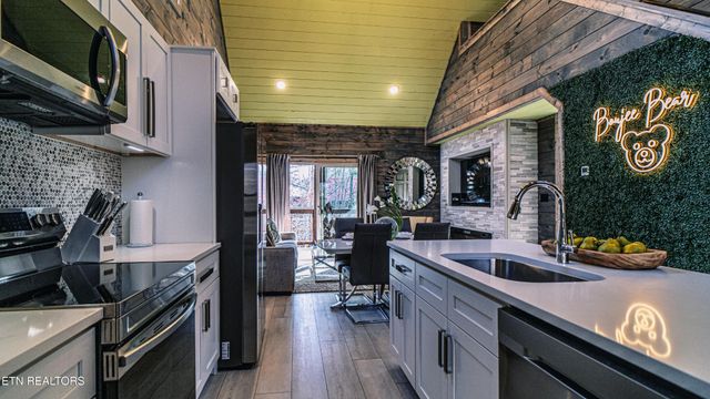 233 Cherokee Path Way, Sevierville, TN 37876