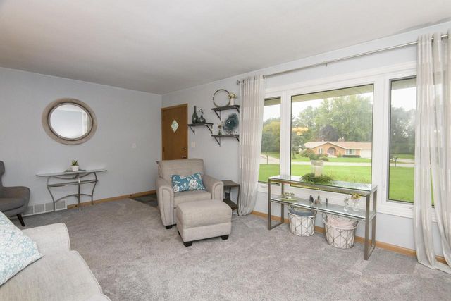 18550 Brookridge DRIVE, Brookfield, WI 53045