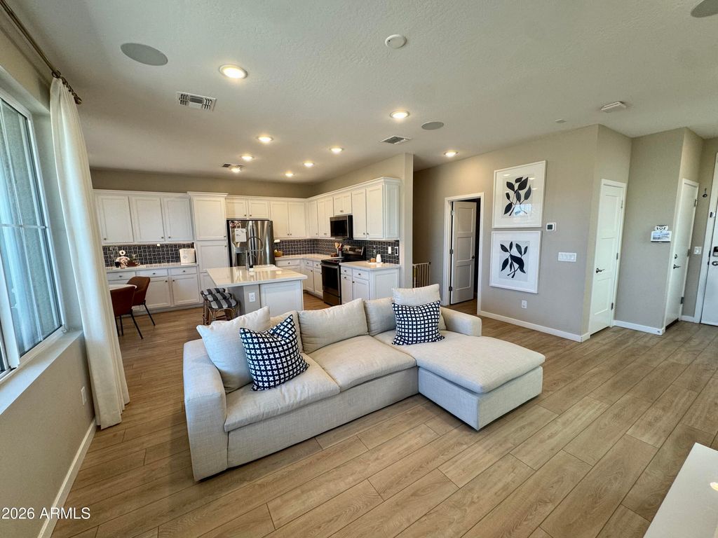 1281 W BLUEJAY Drive, Chandler, AZ 85286