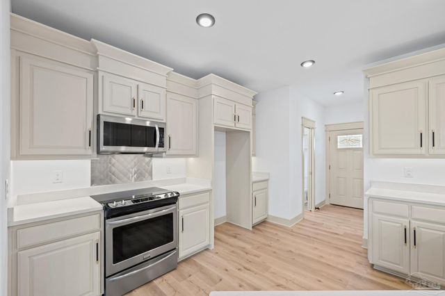 1045 Magnolia Ln, Gulf Breeze, FL 32563