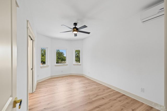 1045 Magnolia Ln, Gulf Breeze, FL 32563