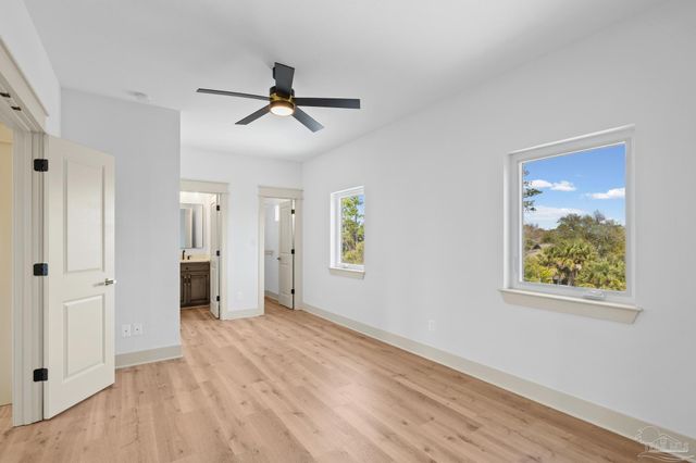 1045 Magnolia Ln, Gulf Breeze, FL 32563