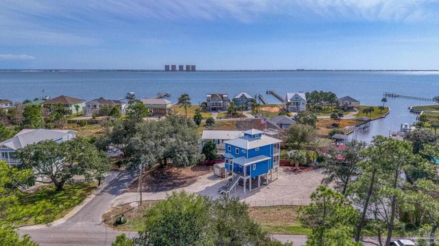 1045 Magnolia Ln, Gulf Breeze, FL 32563