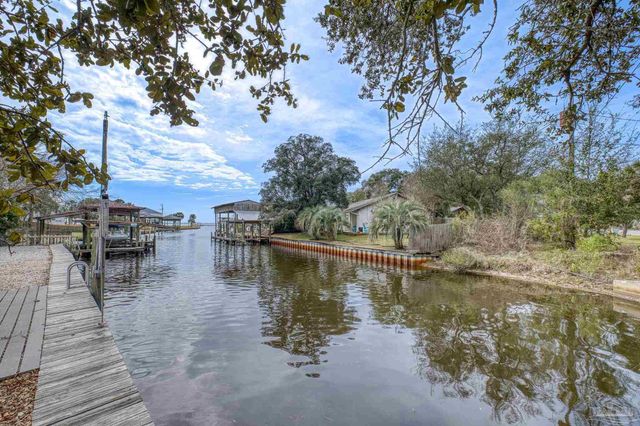 1045 Magnolia Ln, Gulf Breeze, FL 32563