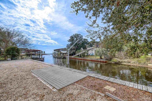 1045 Magnolia Ln, Gulf Breeze, FL 32563
