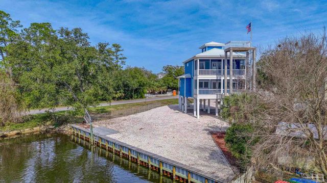 1045 Magnolia Ln, Gulf Breeze, FL 32563