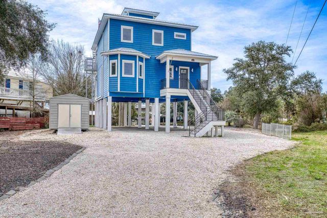 1045 Magnolia Ln, Gulf Breeze, FL 32563