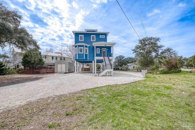 1045 Magnolia Ln, Gulf Breeze, FL 32563