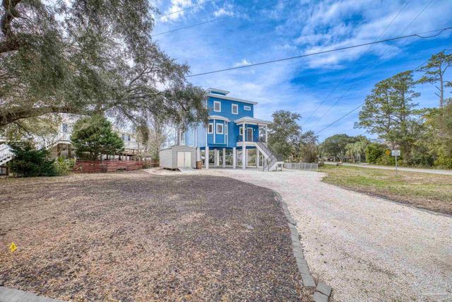 1045 Magnolia Ln, Gulf Breeze, FL 32563