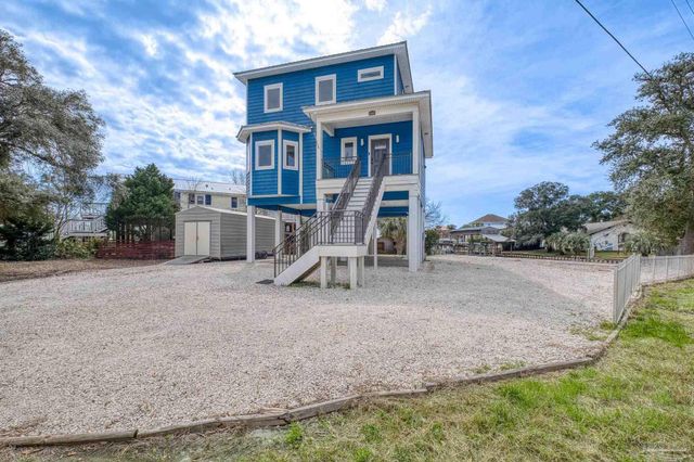 1045 Magnolia Ln, Gulf Breeze, FL 32563