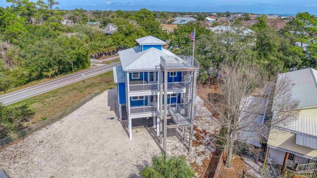 1045 Magnolia Ln, Gulf Breeze, FL 32563