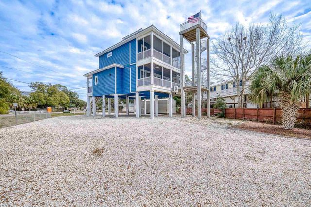 1045 Magnolia Ln, Gulf Breeze, FL 32563