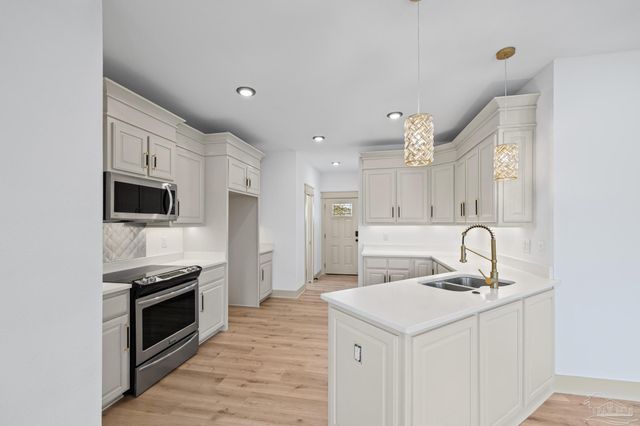 1045 Magnolia Ln, Gulf Breeze, FL 32563