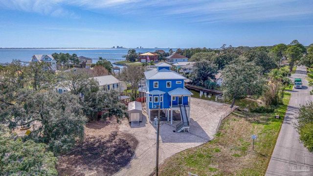 1045 Magnolia Ln, Gulf Breeze, FL 32563