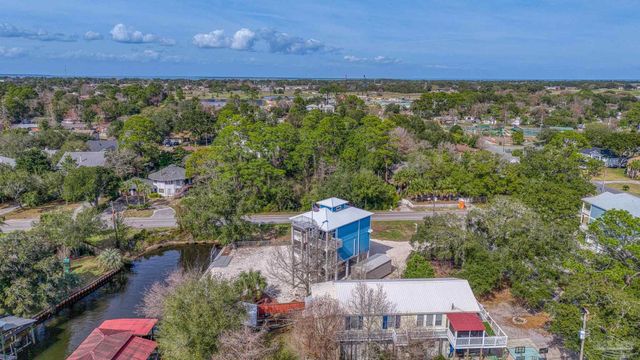 1045 Magnolia Ln, Gulf Breeze, FL 32563