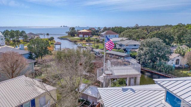 1045 Magnolia Ln, Gulf Breeze, FL 32563