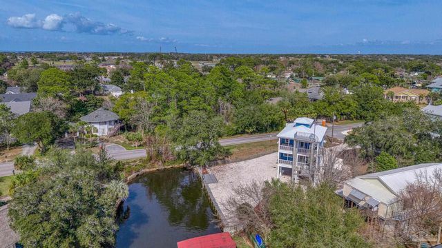 1045 Magnolia Ln, Gulf Breeze, FL 32563
