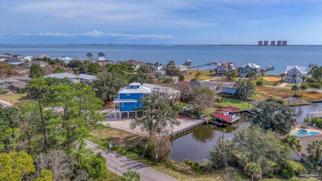 1045 Magnolia Ln, Gulf Breeze, FL 32563