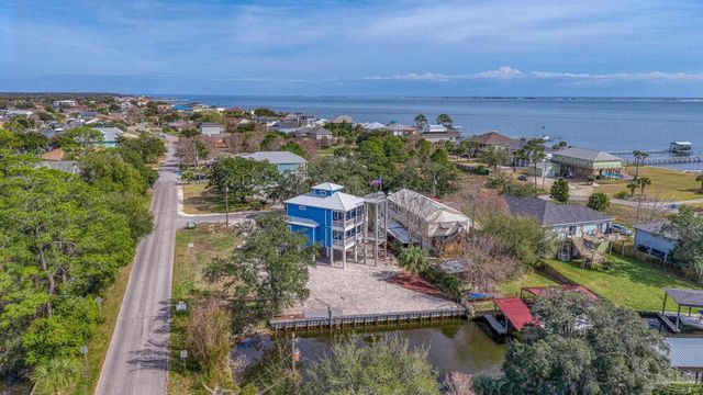 1045 Magnolia Ln, Gulf Breeze, FL 32563