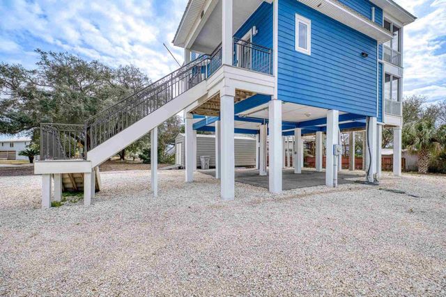 1045 Magnolia Ln, Gulf Breeze, FL 32563