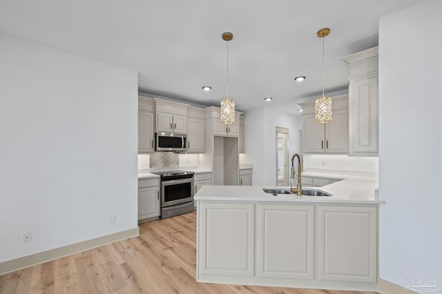 1045 Magnolia Ln, Gulf Breeze, FL 32563