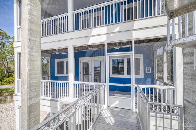 1045 Magnolia Ln, Gulf Breeze, FL 32563