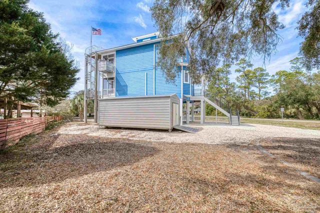 1045 Magnolia Ln, Gulf Breeze, FL 32563