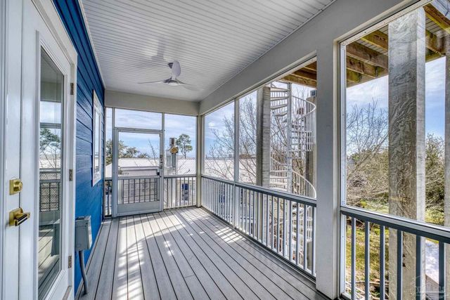 1045 Magnolia Ln, Gulf Breeze, FL 32563