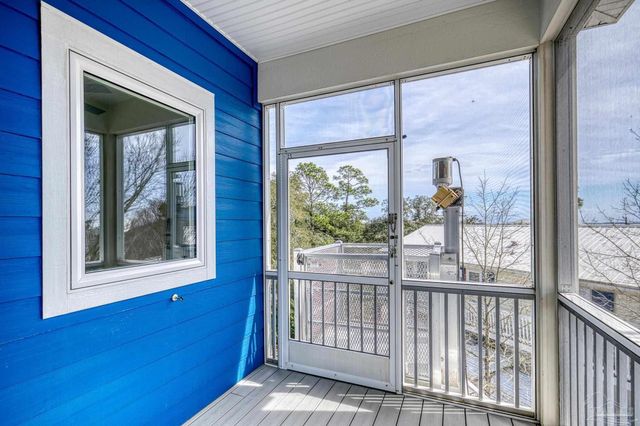 1045 Magnolia Ln, Gulf Breeze, FL 32563