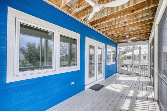 1045 Magnolia Ln, Gulf Breeze, FL 32563