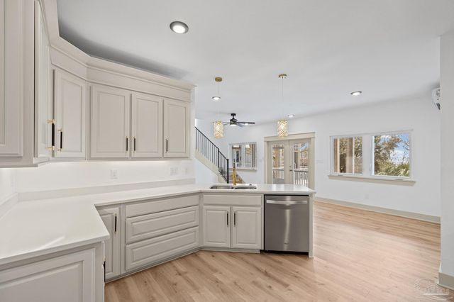 1045 Magnolia Ln, Gulf Breeze, FL 32563