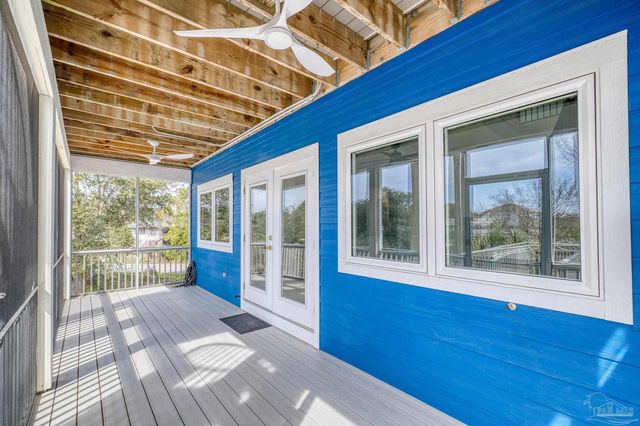 1045 Magnolia Ln, Gulf Breeze, FL 32563