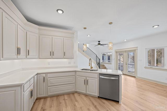 1045 Magnolia Ln, Gulf Breeze, FL 32563