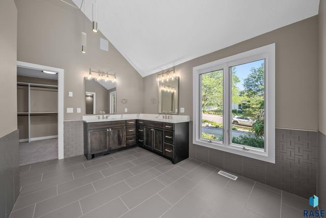 1200 E Tomar Rd Road, Sioux Falls, SD 57105