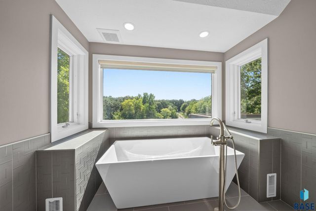 1200 E Tomar Rd Road, Sioux Falls, SD 57105