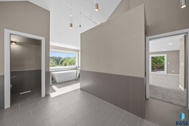 1200 E Tomar Rd Road, Sioux Falls, SD 57105