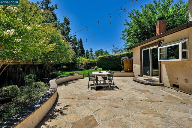 102 Henson Creek Ct, Martinez, CA 94553