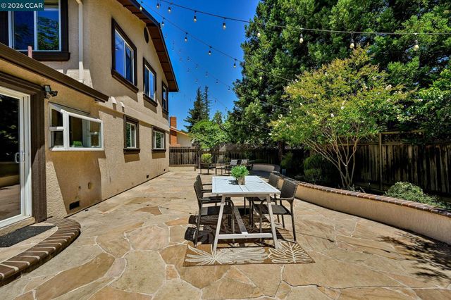 102 Henson Creek Ct, Martinez, CA 94553