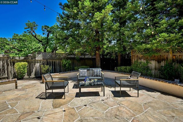 102 Henson Creek Ct, Martinez, CA 94553