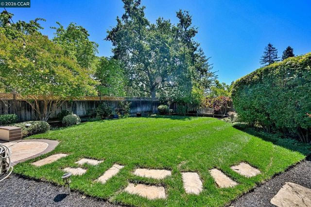 102 Henson Creek Ct, Martinez, CA 94553